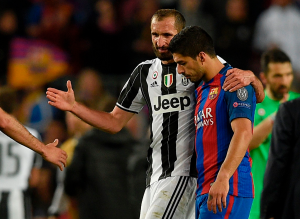 Chiellini e Suarez abbraccio Foto Squawka News