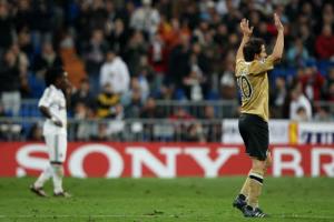 ©Jonathan Moscrop - LaPresse05 11 2008 Madrid ( Spagna )Sport CalcioReal Madrid CF v Juventus Football Club - 2008 2009 UEFA Champions League matchday 4 - Stadio Santiago BernabeuNella foto: Alessandro Del Piero saluta il Bernabeu©Jonathan Moscrop - LaPresse05 11 2008 Madrid ( Spain )Sport SoccerReal Madrid CF versus Juventus - 2008 2009 UEFA Champions League matchday 4 - Santiago Bernabeu StadiumIn the photo: Alessandro Del Piero salutes the public at the Bernabeu as he is substituted