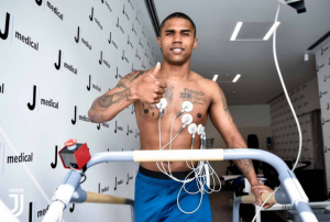 Douglas Costa visite Juventus Twitter